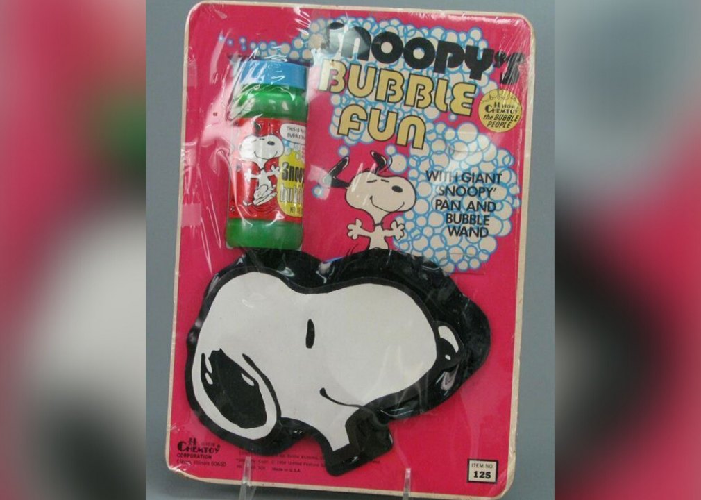 1944: Soap bubbles and bubble blowers